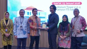 Rektor ITS Prof Dr (HC) Ir Bambang Pramujati ST MSc Eng PhD (tiga dari kiri) menyerahkan cinderamata kepada Dr Bagus Putra Muljadi (tiga dari kanan) usai sarasehan di ITS