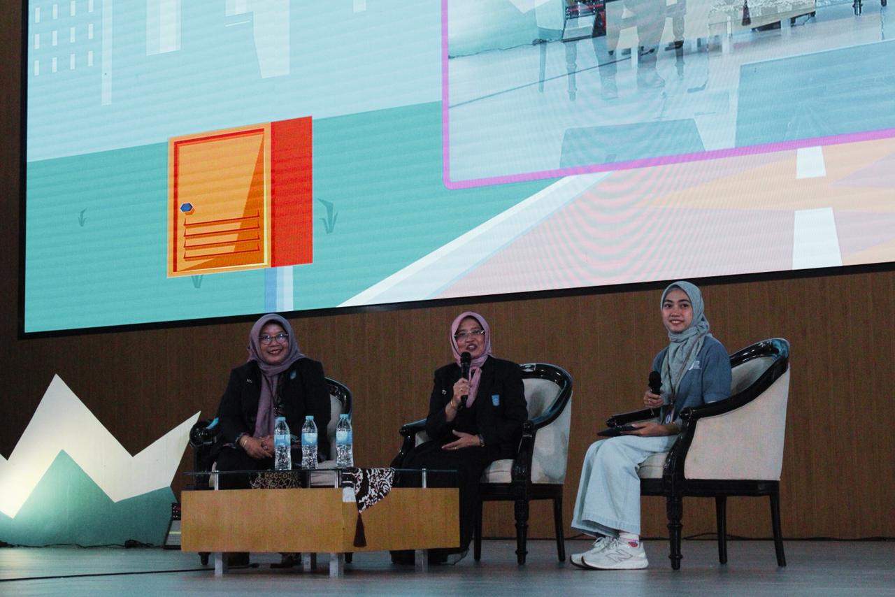 Wakil Rektor I ITS Prof Nurul Widiastuti SSi MSi PhD (tengah) saat melakukan sesi tanya jawab dengan peserta Ini Lho ITS 2026