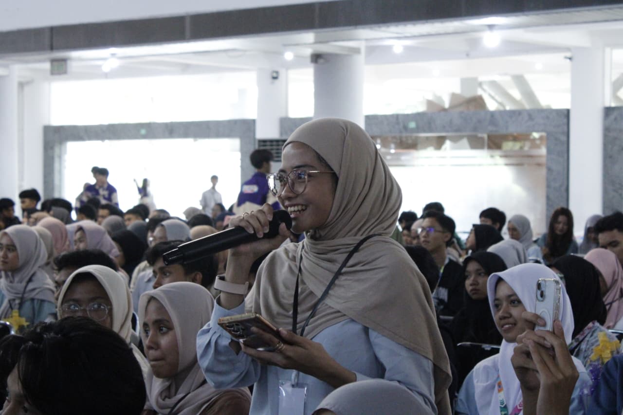 Salah seorang peserta TOSN menyampaikan pertanyaannya pada sesi gelar wicara