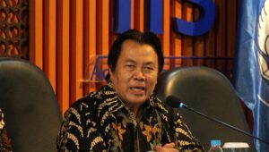 Foto Ketua Komisi 2 MWA IPB University Prof Br Ir Dietriech G Bengen DEA dalam diskusi bersama MWA ITS di Ruang Sidang Senat Gedung Rektorat ITS