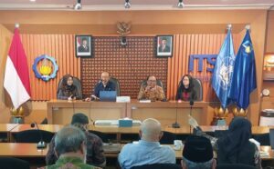 Foto Prof Dr Ir Adi Soeprijanto MT (dua dari kanan) dalam pemilihan Ketua Senat Akademik ITS masa jabatan 2025-2030