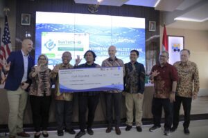 Konjen Amerika Serikat di Surabaya Christopher R Green (empat dari kanan) dan Wakil Rektor III ITS Imam Baihaqi ST MSc PhD (tiga dari kiri) menyerahkan penghargaan juara kepada Riva Rizkiana Ramadhani (tengah)