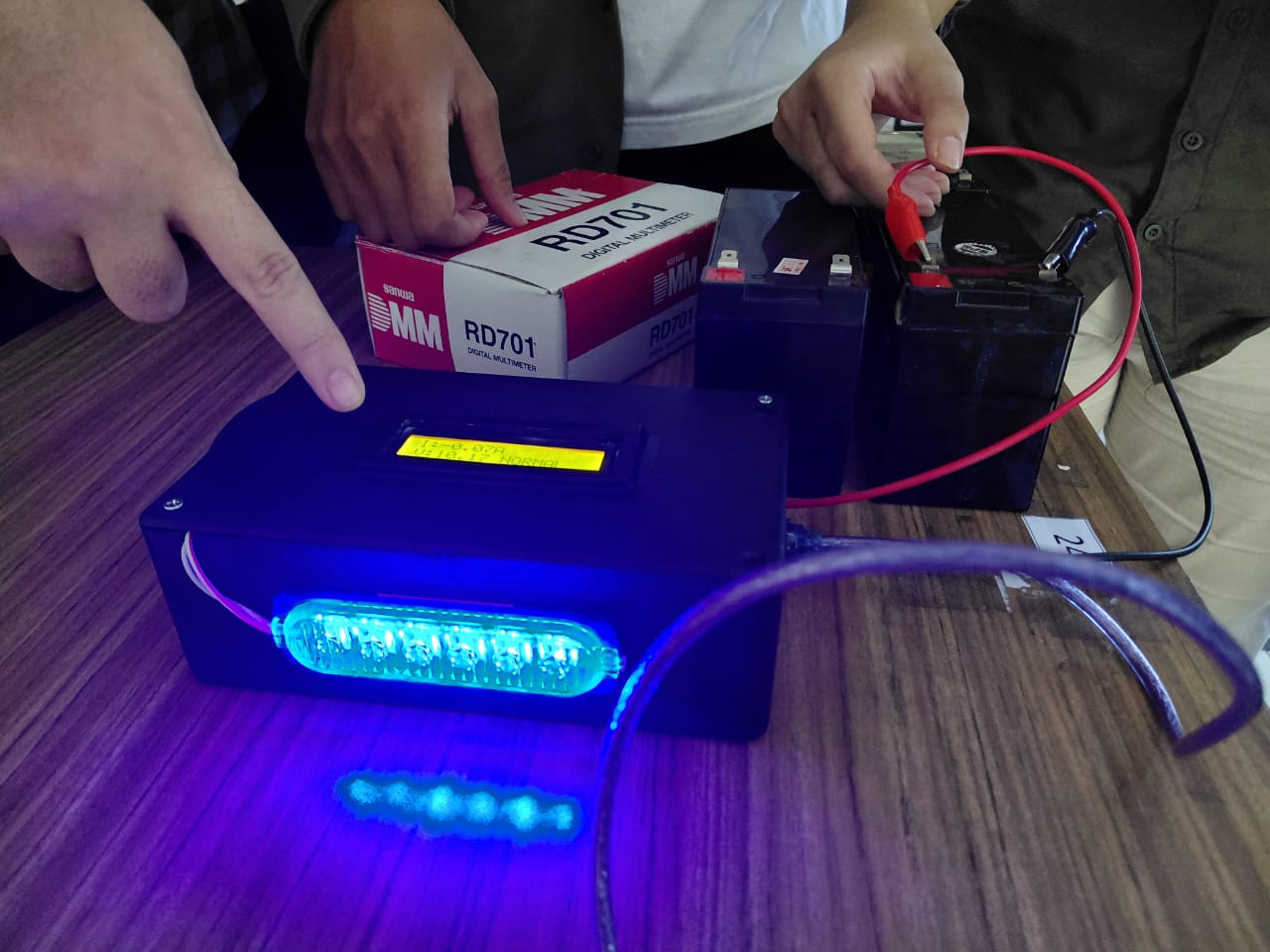 Hasil karya sistem monitoring baterai yang dipamerkan pada Pameran Proyek Rekayasa Interdisiplin DTF ITS 2025