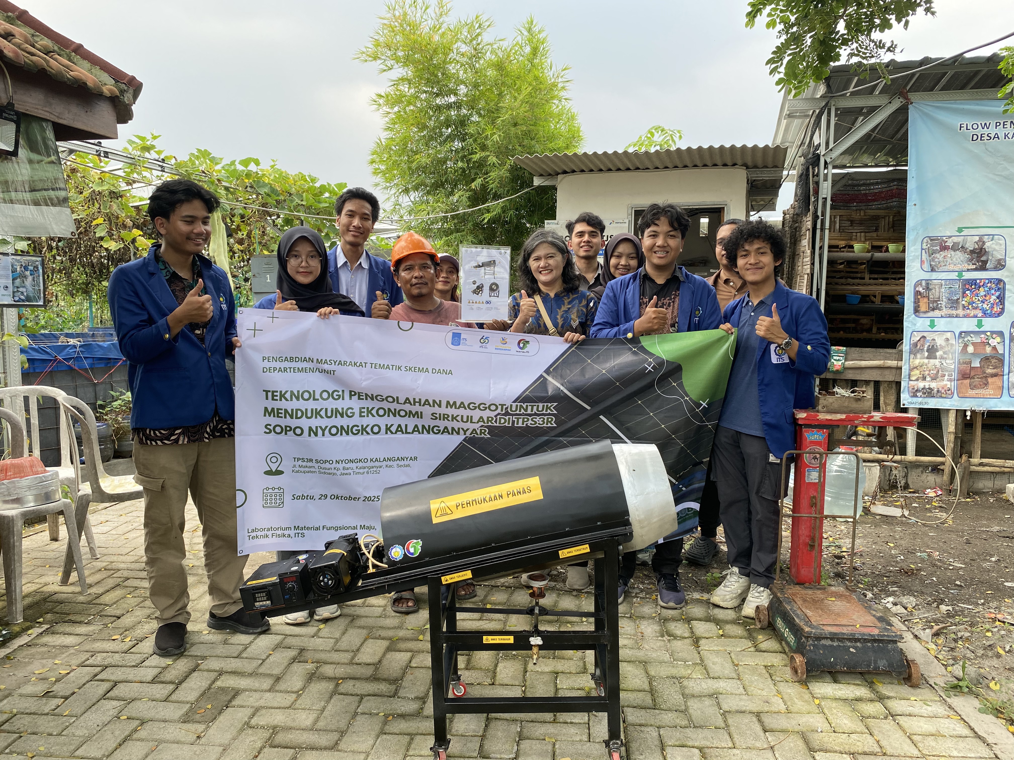 Tim abmas DTF ITS saat menyerahkan alat pengering maggot ke tPS3R Sopo Nyongko