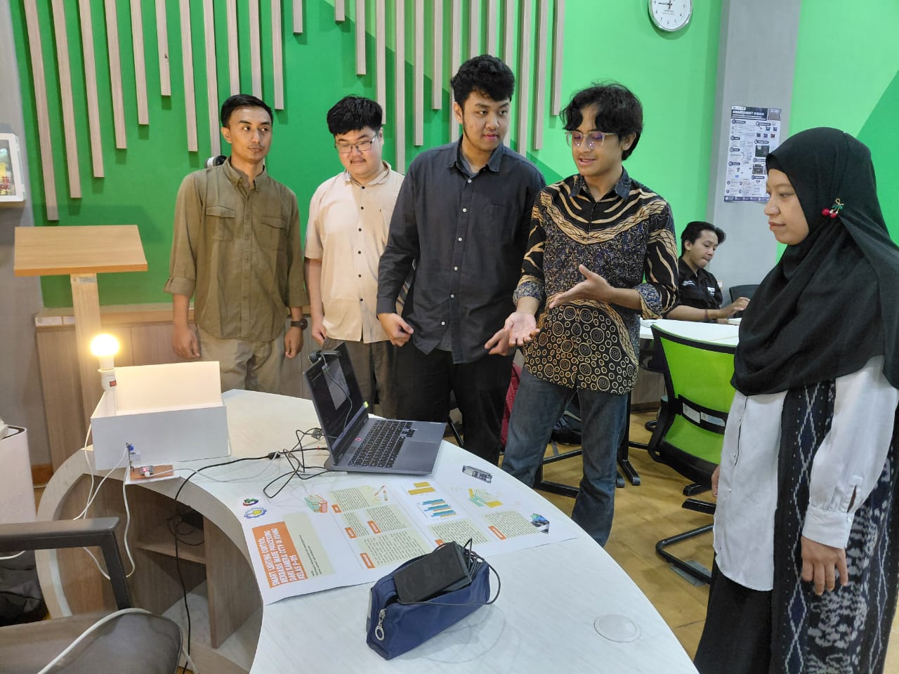 Salah satu tim peserta pameran karya Rekayasa Interdisiplin saat memaparkan proyeknya