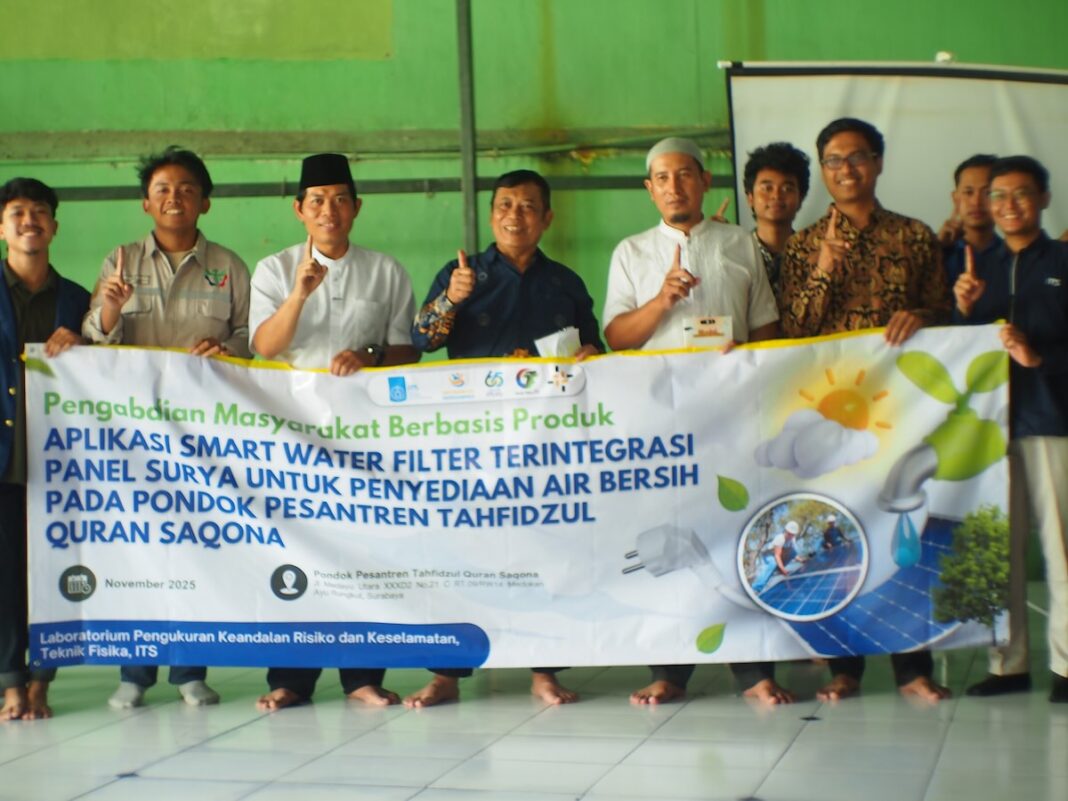 Tim abmas ITS saat menyerahkan perangkat smart water filter kepada Pondok Pesantren Tahfidzul Quran Saqona, Surabaya