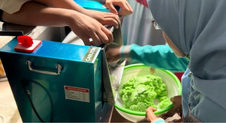 Perwakilan Sobat Bumi ITS saat melakukan uji coba alat