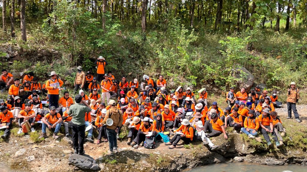 Mahasiswa Teknik Geofisika ITS menjalani Kuliah Lapangan Petrologi di Ranu Grati, Pasuruan