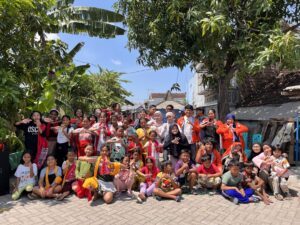 (Foto Bersama Volunteer dan Komunitas Kampoeng Dolanan)