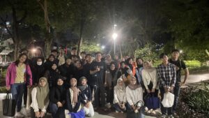 (Foto Bersama dengan Komunitas Berbagi Nasi Surabaya)