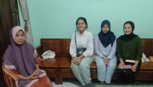 Wawancara dengan masyarakat calon kampung binaan di daerah Kalisari Gang 4 oleh beberapa volunteer untuk mengidentifikasi permasalahan lingkungan yang terjadi