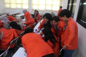 Dinamika diskusi peserta dalam merumuskan strategi organisasi yang dipandu olehpimpinan Ormawa ITS