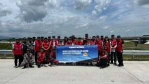 Mahasiswa Victoria University bersama tim ITS dan PT Adhi Karya saat kunjungan lapangan di proyek Tol Jogja–Solo, dengan latar Gunung Merapi.