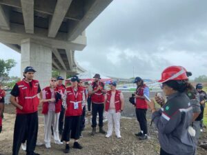 Mahasiswa Victoria University menerima penjelasan teknis dari tim PT Adhi Karya saat meninjau struktur proyek Tol Jogja–Solo.