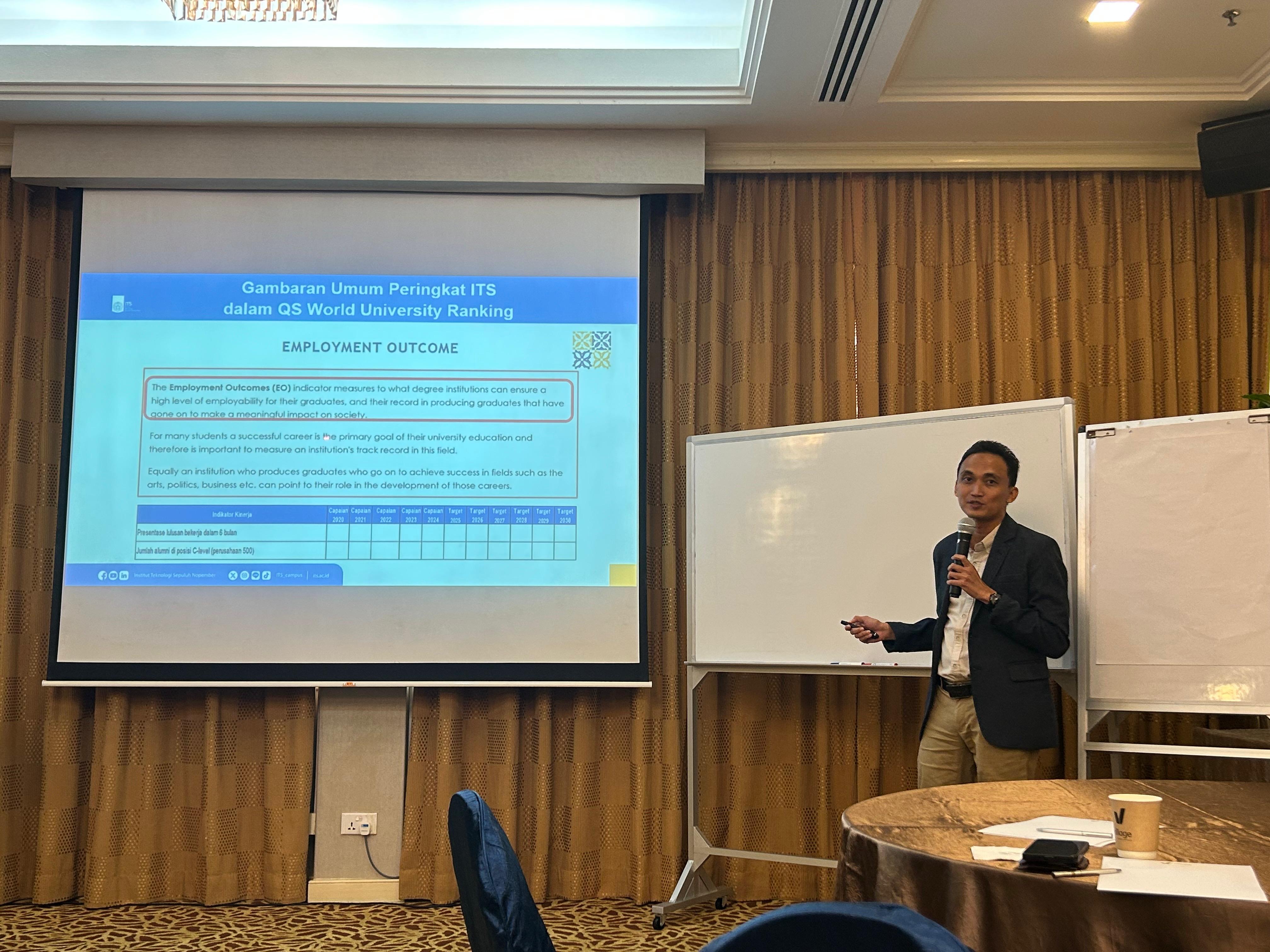 Dr Arief Abdurrakhman delivered a keynote address during the alumni gathering event