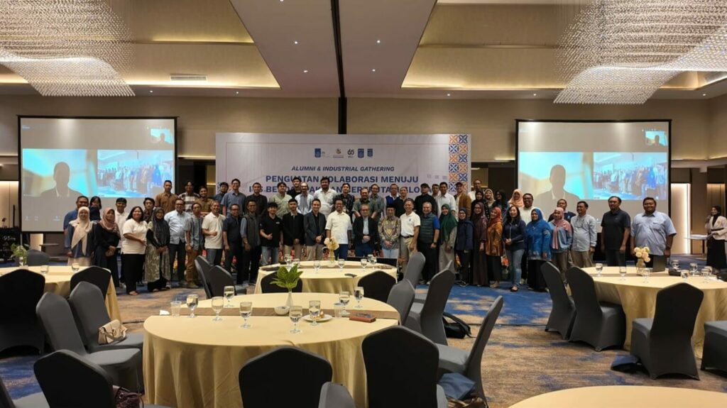 Group photo with ITS leaders and the Balikpapan Regional Representative of the ITS Alumni Association (IKA) during the Alumni & Industrial Gathering in Balikpapan, East Kalimantan.