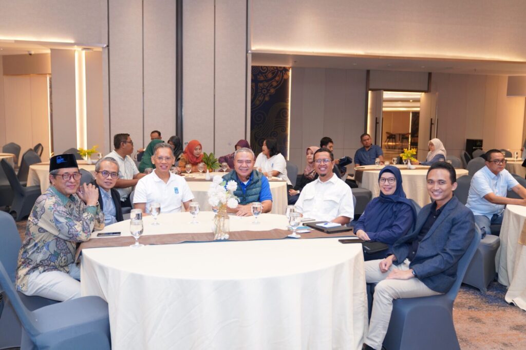Dr. Machsus ST MT (second from left), Dr. Darmaji SSi MT (far left), and several attendees of the Alumni & Industrial Gathering event