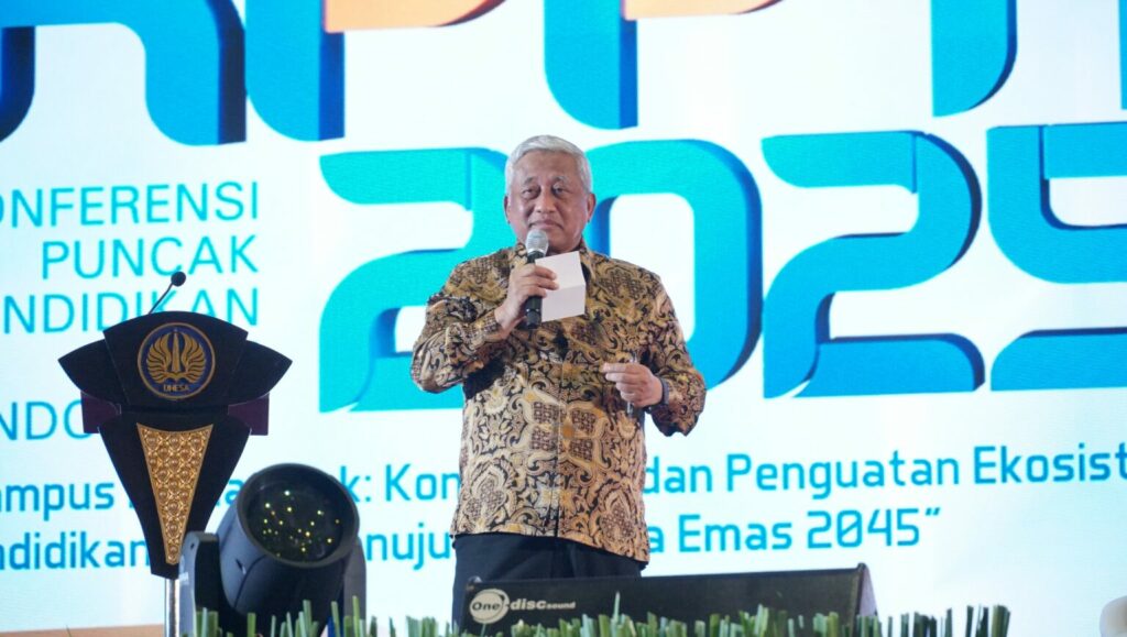 Chair of the ITS Board of Trustees, Prof Dr Ir Mohammad Nuh DEA, explaining the COMMITS metric during its launch at the 2025 Indonesian Higher Education Summit (KPPTI) held at Granesa Grand Ballroom, Surabaya.