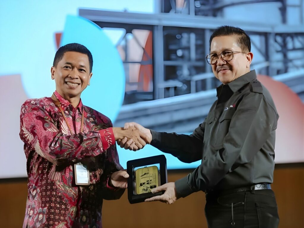 ITS Rector Bambang Pramujati (left) and PTFI President Director Tony Wenas (right) exchanging souvenirs after the guest lecture