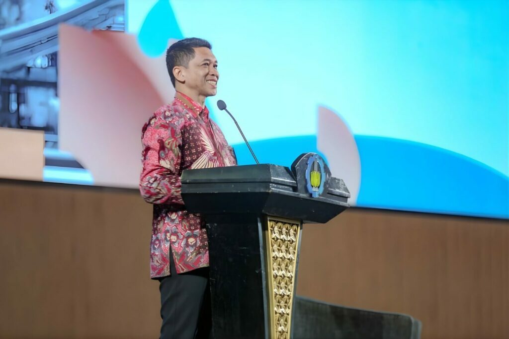 ITS Rector Prof. Bambang Pramujati delivering remarks to PT Freeport Indonesia representatives during the guest lecture