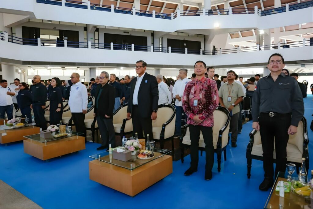 From right: PTFI President Director Tony Wenas, ITS Rector Prof. Dr. (HC) Ir. Bambang Pramujati, ST., MScEng., Ph.D., with PTFI and ITS leadership at the opening of the Mining Engineering Guest Lectur