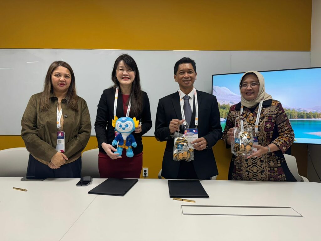 Rector of ITS, Prof. Dr. (HC) Ir. Bambang Pramujati, ST, MSc Eng, PhD (second from the right), following the signing of the partnership agreement between ITS and SEGi University Malaysia in Seoul, South Korea.