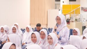 Kunjungan SMA Pesantren Unggul Al Bayan Putri ke Fakultas Kedokteran dan Kesehatan ITS