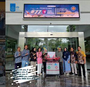 Penyerahan Bantuan 5 Unit Tempat Sampah dari Bank Jatim untuk Biro Manajemen Aset di Gedung Rektorat ITS
