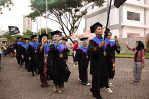 Suasana Acara Pelepasan Wisuda Mahasiswa Desain Produk ke-129