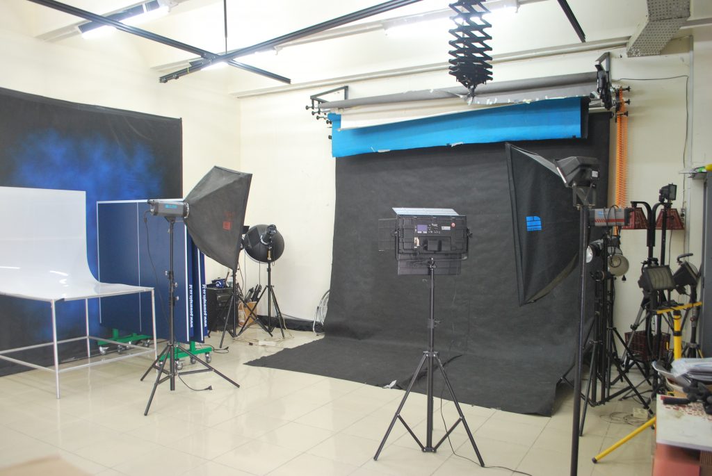 Studio Fotografi - Desain Komunikasi Visual