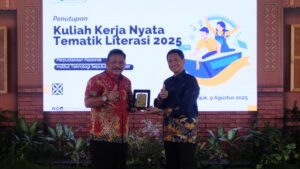 Bupati Nganjuk Dr. Drs. H. Marhaen Djumadi, AMd, SE, SH, MH, MBA dan Rektor ITS Prof. Ir. Bambang Pramujati