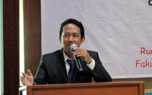 PEMANFAATAN METODE FINITE DIFFERENCE TIME DOMAIN (FDTD) DALAM MEMODELKAN FENOMENA FISIKA