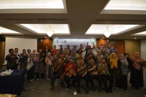 dosen dan tenaga Kependidikan Departemen Fisika FSAD ITS Surabaya