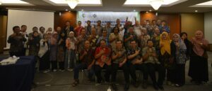 dosen dan tenaga kependidikan Departemen Fisika FSAD ITS Surabaya