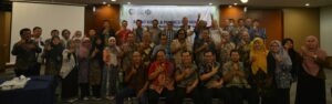 dosen dan tenaga kependidikan Departemen Fisika FSAD ITS Surabaya