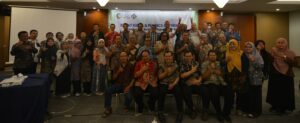 dosen dan tenaga kependidikan Departemen Fisika FSAD ITS Surabaya