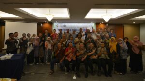 dosen dan tenaga kependidikan Departemen Fisika FSAD ITS Surabaya