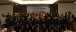 dosen dan tendik Departemen Fisika FSAD ITS Surabaya