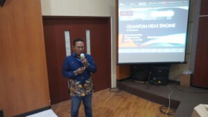 heru sukamto dosen departemen fisika FSAD ITS Surabaya seminar seninan 100 tahun kuantum