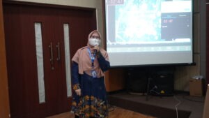 retno asih dosen Departemen Fisika FSAD ITS Surabaya seminar seninan 100 tahun kuantum