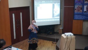 retno asih dosen departemen fisika FSAD ITS Surabaya seminar seninan 100 tahun kuantum