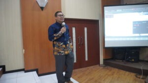 bintoro anang subagyo dosen departemen fisika FSAD ITS Surabaya seminar seninan 100 tahun kuantum