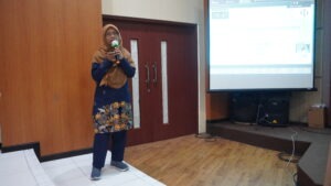 fahmi astuti dosen departemen fisika FSAD ITS Surabaya seminar seninan 100 tahun kuantum