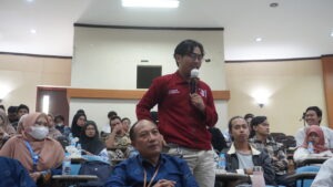 fahmi astuti dosen departemen fisika FSAD ITS Surabaya seminar seninan 100 tahun kuantum