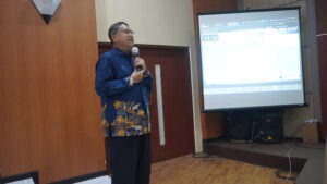 darminto dosen departemen fisika FSAD ITS Surabaya se3minar seninan 100 tahun kuantum