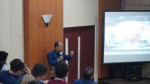 agus rubiyanto dosen departemen fisika FSAD ITS Surabaya seminar seninan 100 tahun kuantum