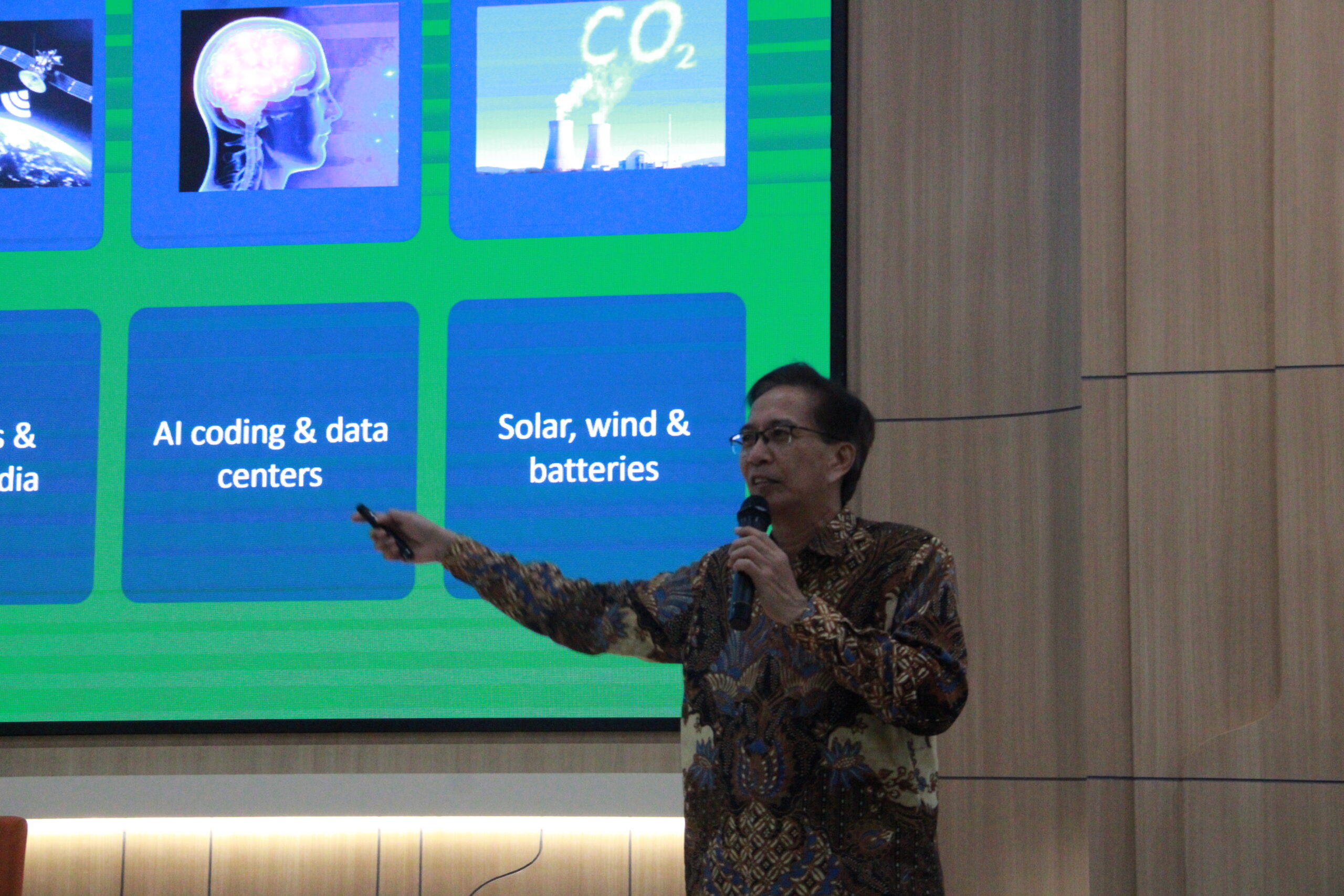 Guru Besar Teknik Elektro ITS Prof Dr Ir Mochamad Ashari MEng IPU sebagai narasumber dalam InPower Talk 2026