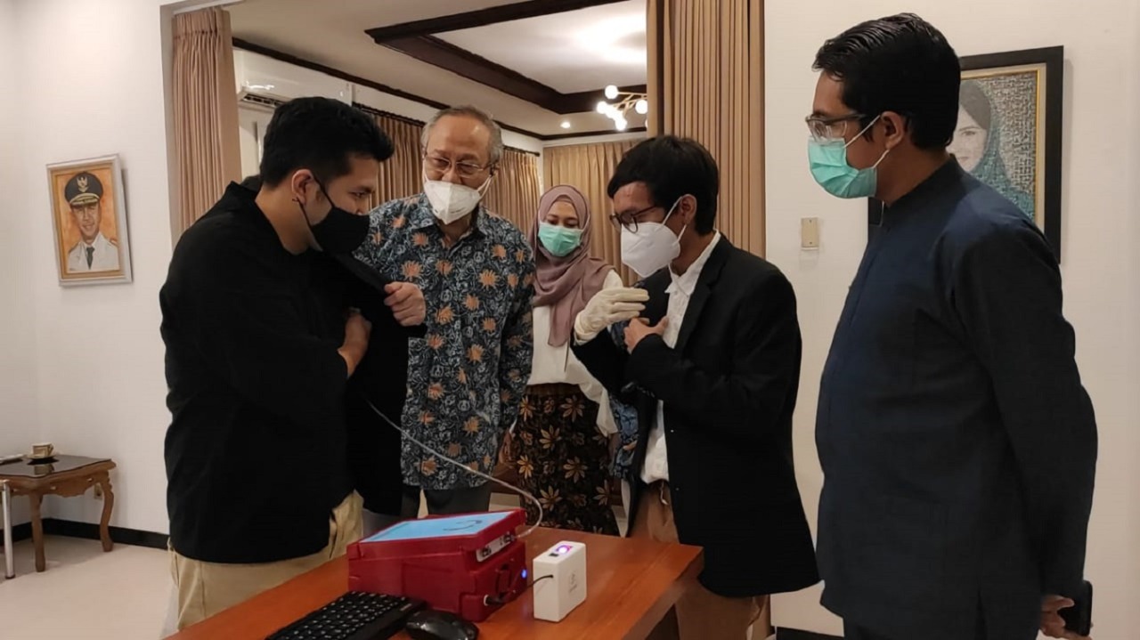Foto Prof Drs Ec Ir Riyanarto Sarno MSc PhD (dua dari kiri) saat uji coba i-nose c-19 bersama Wakil Gubernur Jawa Timur Emil Elestianto Dardak (paling kiri)