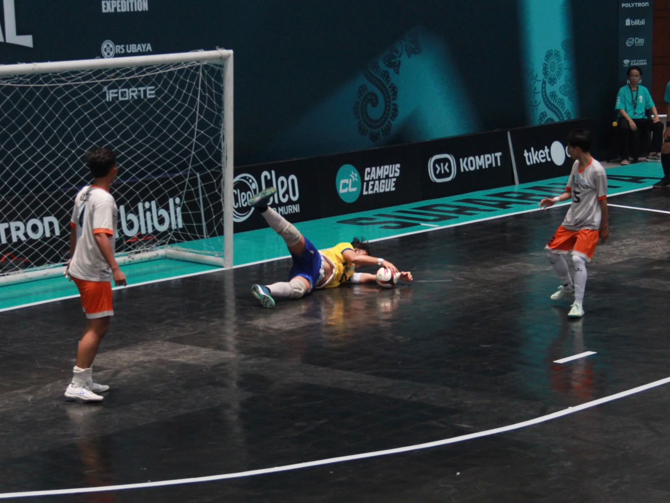 Pertahanan dari goal keeper tim futsal ITS saat tim lawan berusaha mencetak goal di pertandingan