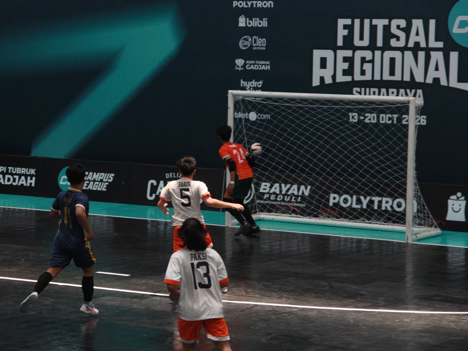 Momen saat tim futsal ITS hampir mencetak goal di gawang tim lawan